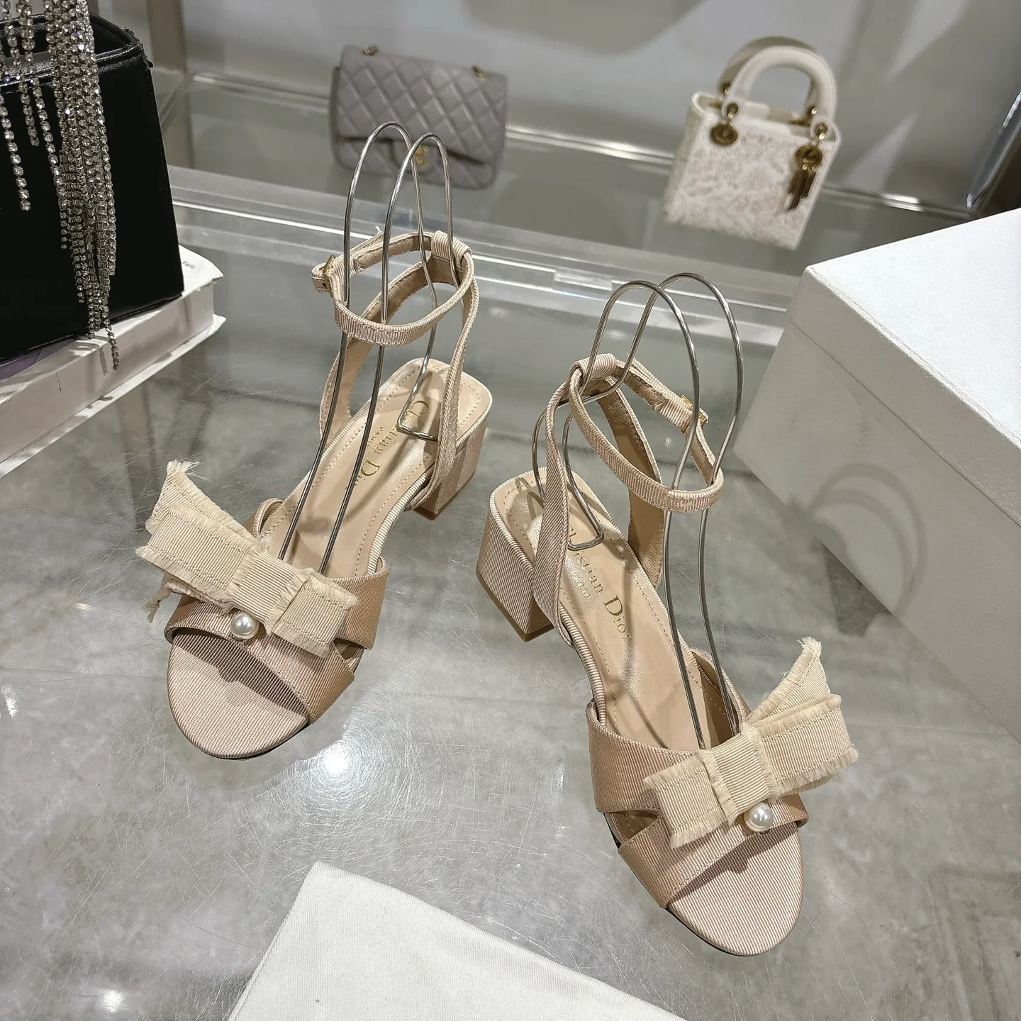 👟👟Ex-factory price 520👟👟 🎆Fringed webbing women's shoes Dior Dior 2024 spring and summer catwalk new Adiorble women's shoes CD star's same fashion tassel bow square head pearl letter logo hardware buckle high-heeled hollow sandals The top high-end version on the market Upper: original customized tassel grosgrain Lining: sheepskin lining foot pad Outsole: Italian leather outsole Heel height: 8.5cm Size: 34-41 (34.40.41. Customization is non-refundable)